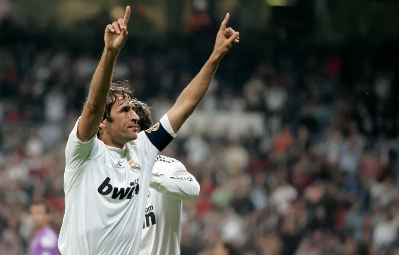 Hình ảnh mang tính biểu tượng khi đội trưởng vĩ đại giương cao danh hiệu vô địch Champions League