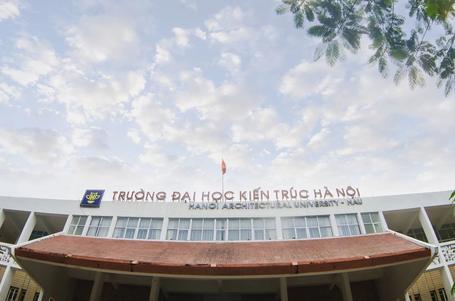 Hình ảnh minh họa Ban Giám hiệu thảo luận về chính sách khoa học