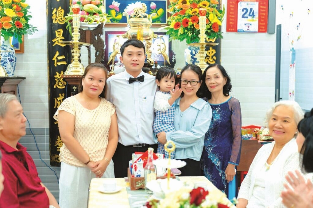 Hình ảnh minh họa cho buổi lễ nhóm họ truyền thống với không khí ấm cúng