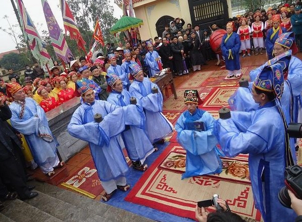 Hình ảnh nhang án và các đồ tế khí được bày trí trang nghiêm tại chánh điện chùa Lim