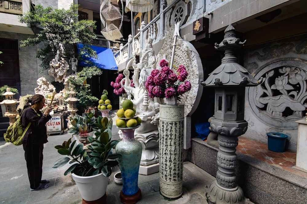 Hình ảnh phật tử thành tâm thắp nhang cầu bình an trước đấng tối cao