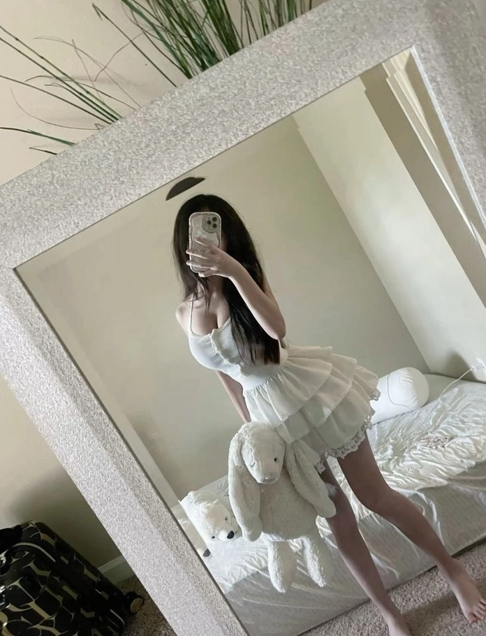 Hình ảnh sắc nét của cô gái xinh đẹp chụp dáng trước gương