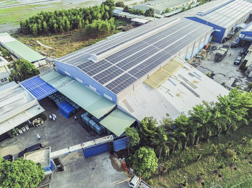 Hình ảnh sản phẩm và hệ thống lắp đặt tấm pin năng lượng mặt trời Jinko 545W