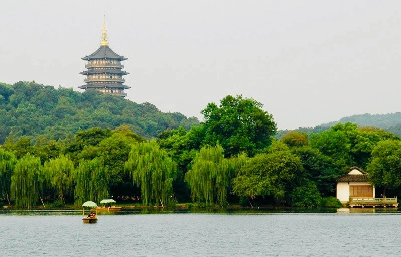 Hình ảnh Tháp Lôi Phong lung linh huyền ảo bên bờ Tây Hồ Hàng Châu