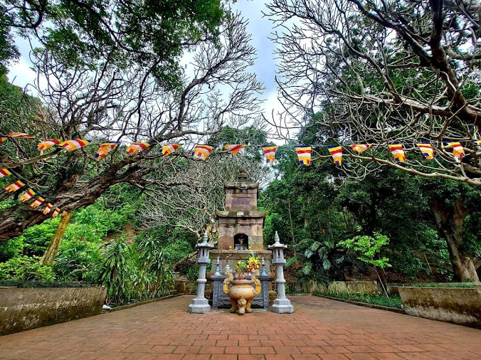 Hình ảnh Tháp Viên Thông cổ kính rêu phong mang giá trị tâm linh sâu sắc