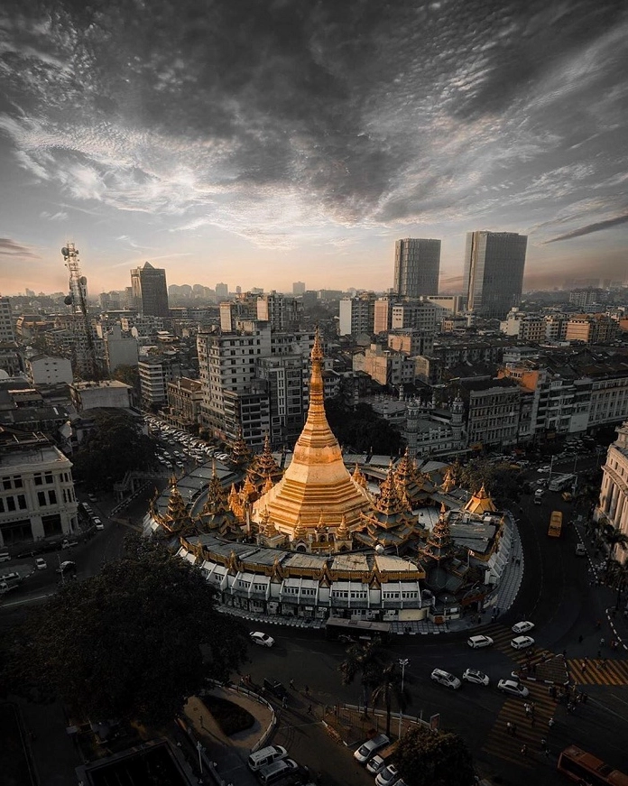 Hình ảnh toàn cảnh Chùa Sule rực rỡ sắc vàng giữa trung tâm thành phố Yangon