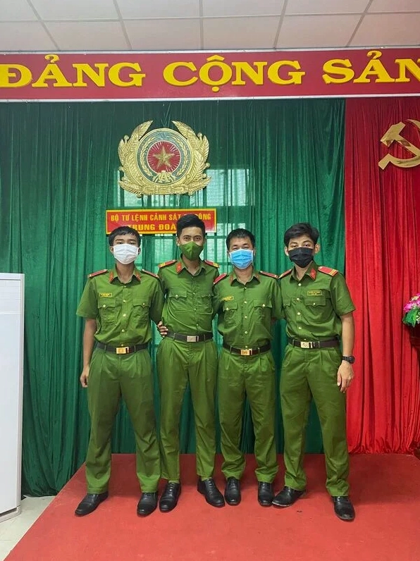 hình công an meme đứng chỉ tay cực ngầu