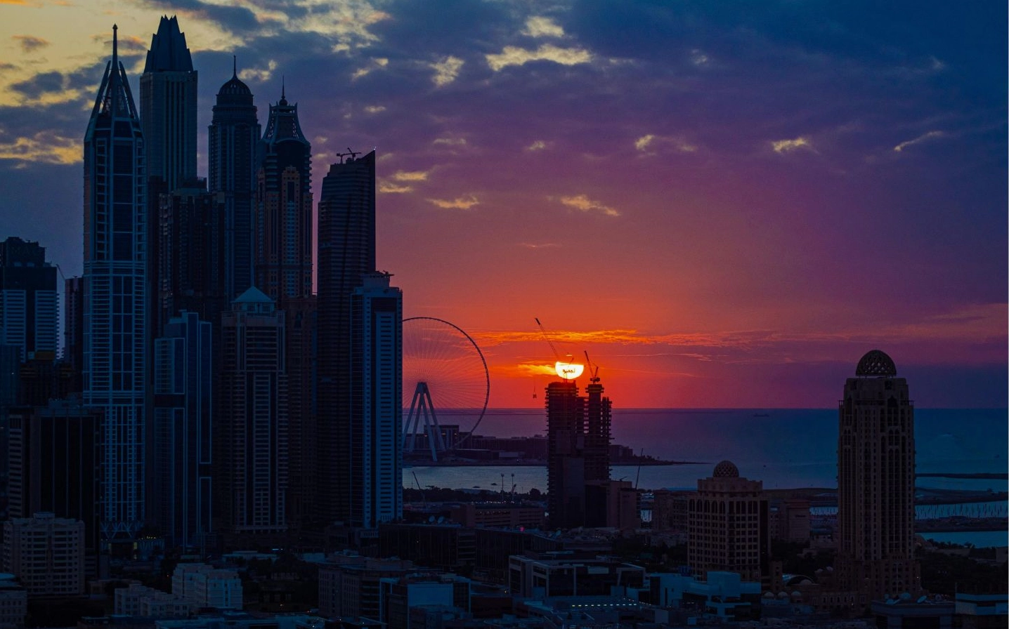Hình nền bầu trời thành phố Dubai đỏ rực lộng lẫy đón hoàng hôn tuyệt đẹp