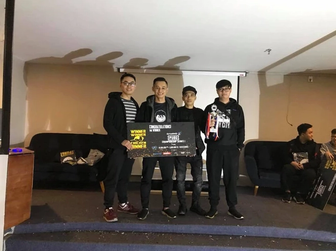 Hình nền các thành viên Refund Gaming trong trang phục vest lịch lãm nam tính
