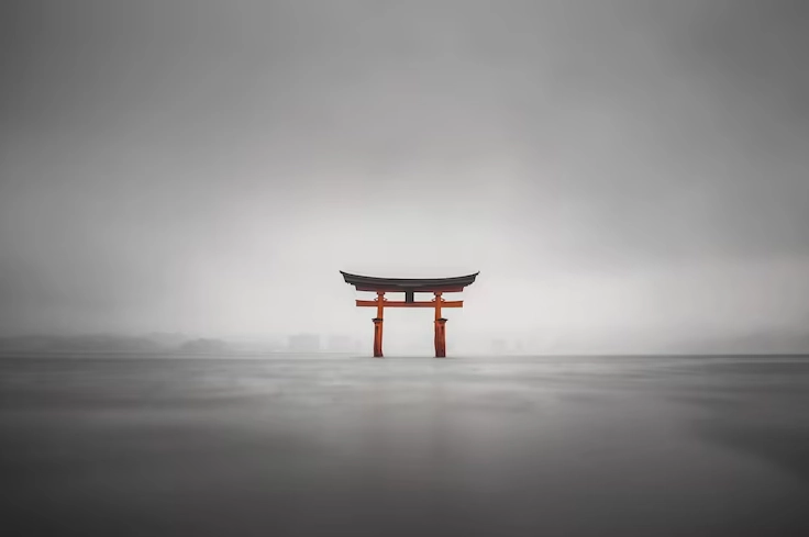 Hình nền đen trắng Anime phong cảnh sương mù bao phủ cổng torii nổi trên mặt nước tĩnh lặng
