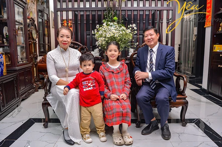 Hình nền đen trắng nghệ thuật chủ đề tình cảm gia đình ấm áp chất lượng cao