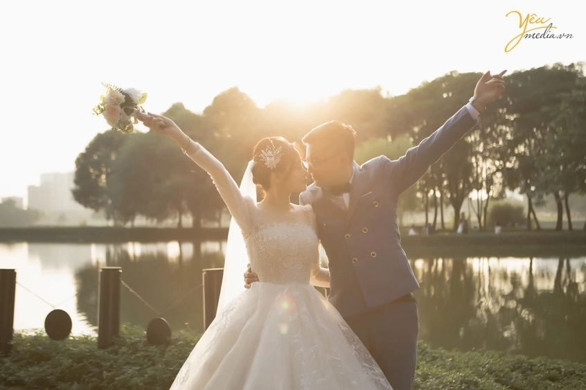 Hình nền đen trắng nghệ thuật khoảnh khắc chụp ảnh cưới lãng mạn tại Hà Nội