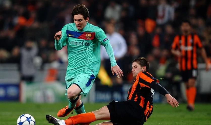 Hình nền Lionel Messi đang đá bóng siêu ngầu chất lượng cao