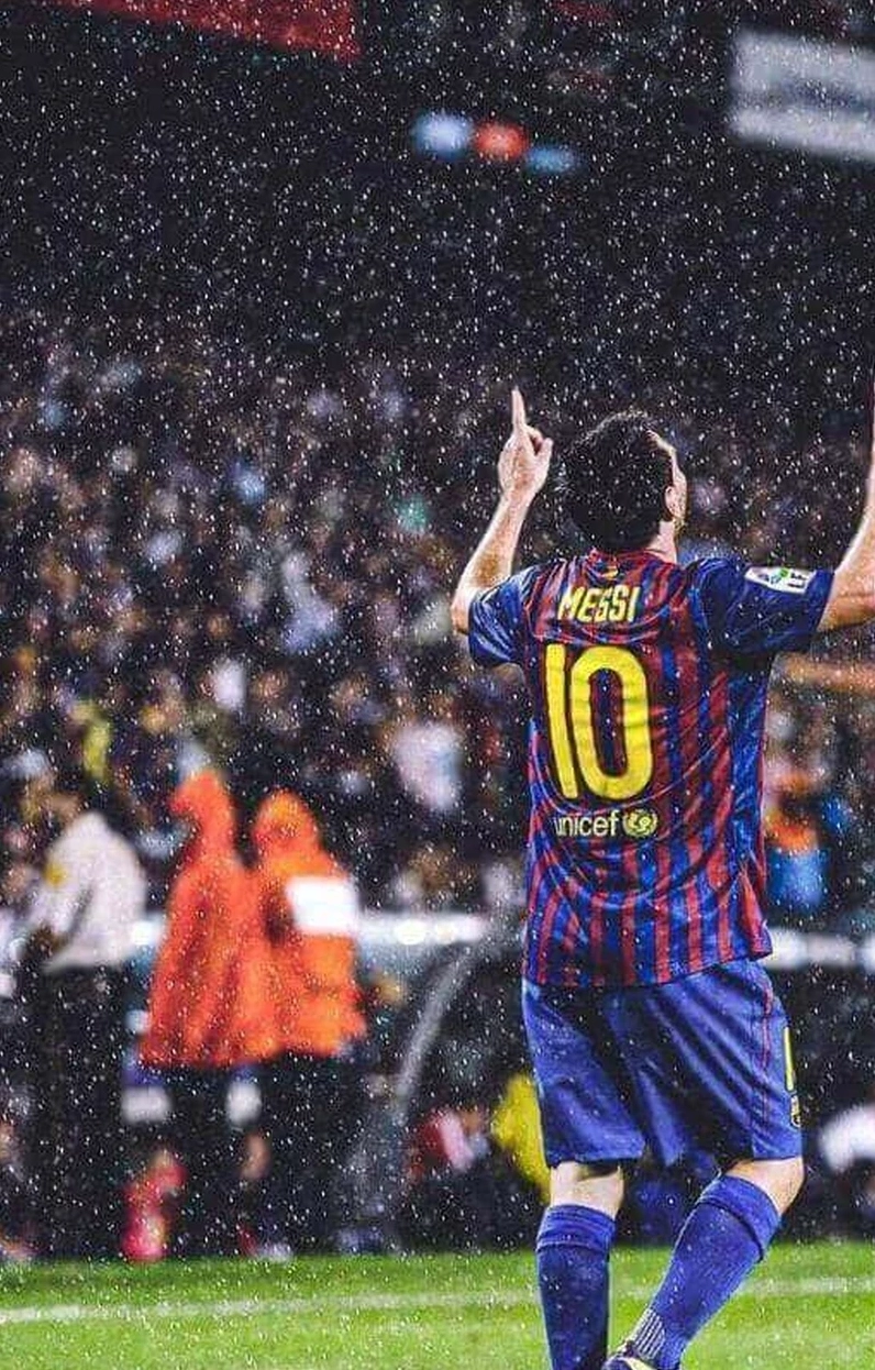 Hình nền messi cho điện thoại đầy nhiệt huyết bùng cháy trên sân cỏ