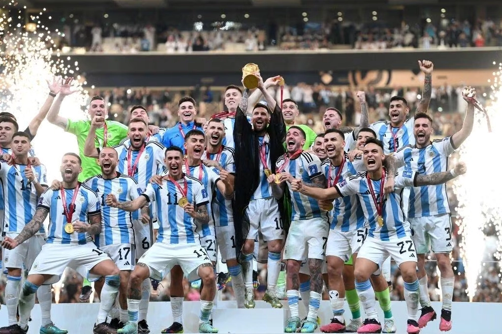 Hình nền Messi nâng cúp vô địch World Cup 2022 cùng các đồng đội Argentina