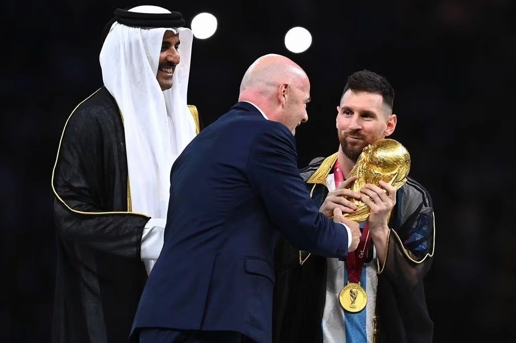 Hình nền Messi nhận cúp vô địch từ Chủ tịch FIFA và Tiểu vương Qatar