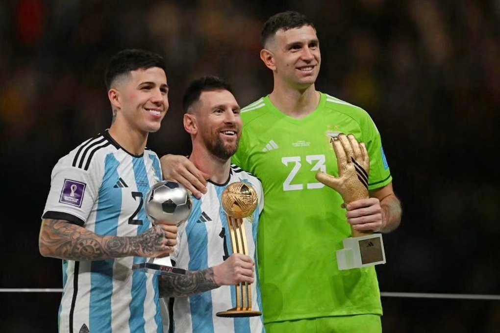 Hình nền Messi nhận Quả bóng Vàng cùng các đồng đội nhận giải cá nhân tại World Cup 2022