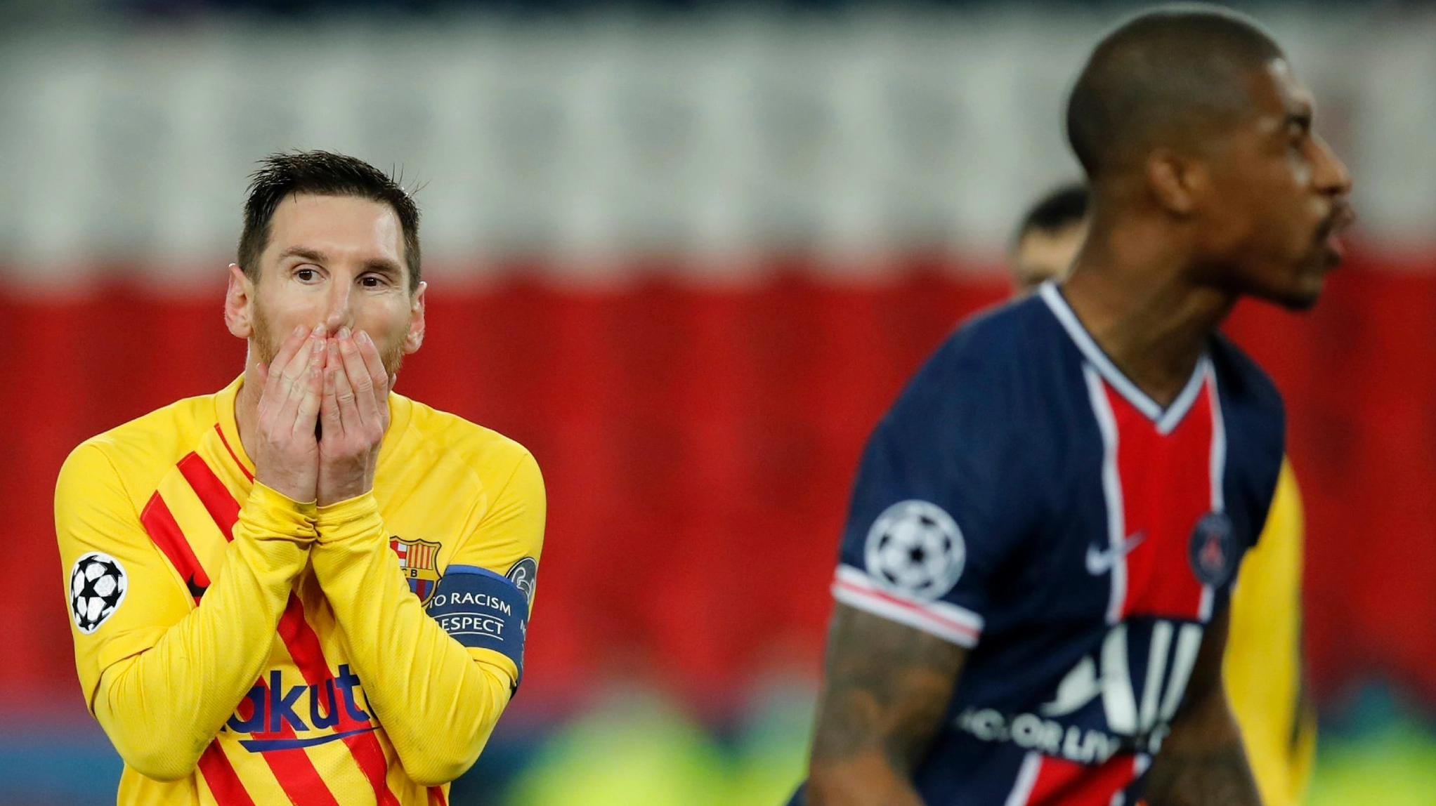 Hình nền messi thi đấu căng thẳng trước đối thủ mạnh trên sân cỏ