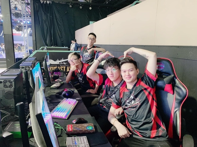 Hình nền sự kiện offline của Refund Gaming hoành tráng với hàng ngàn fan hâm mộ