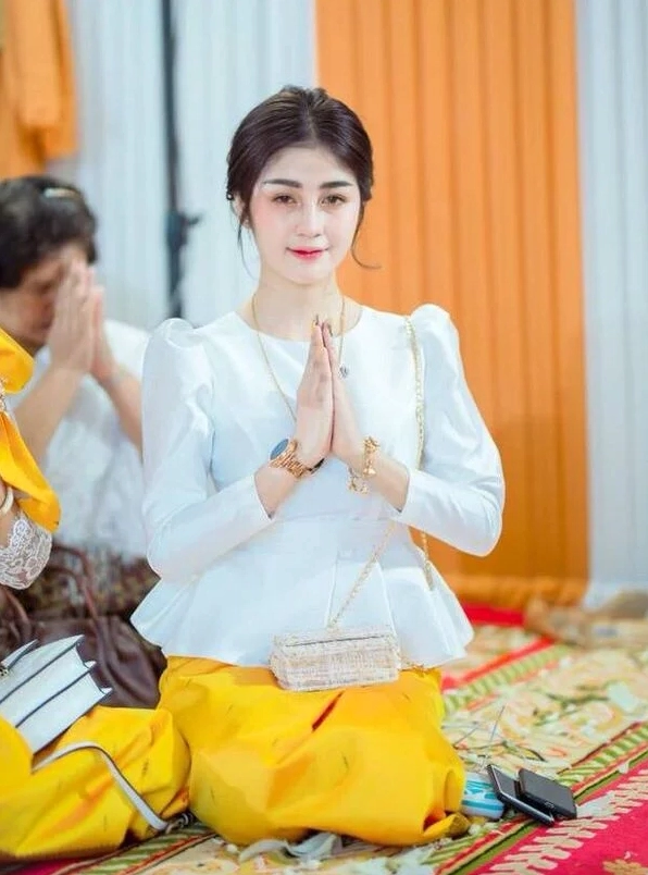 hình quỳ lạy meme