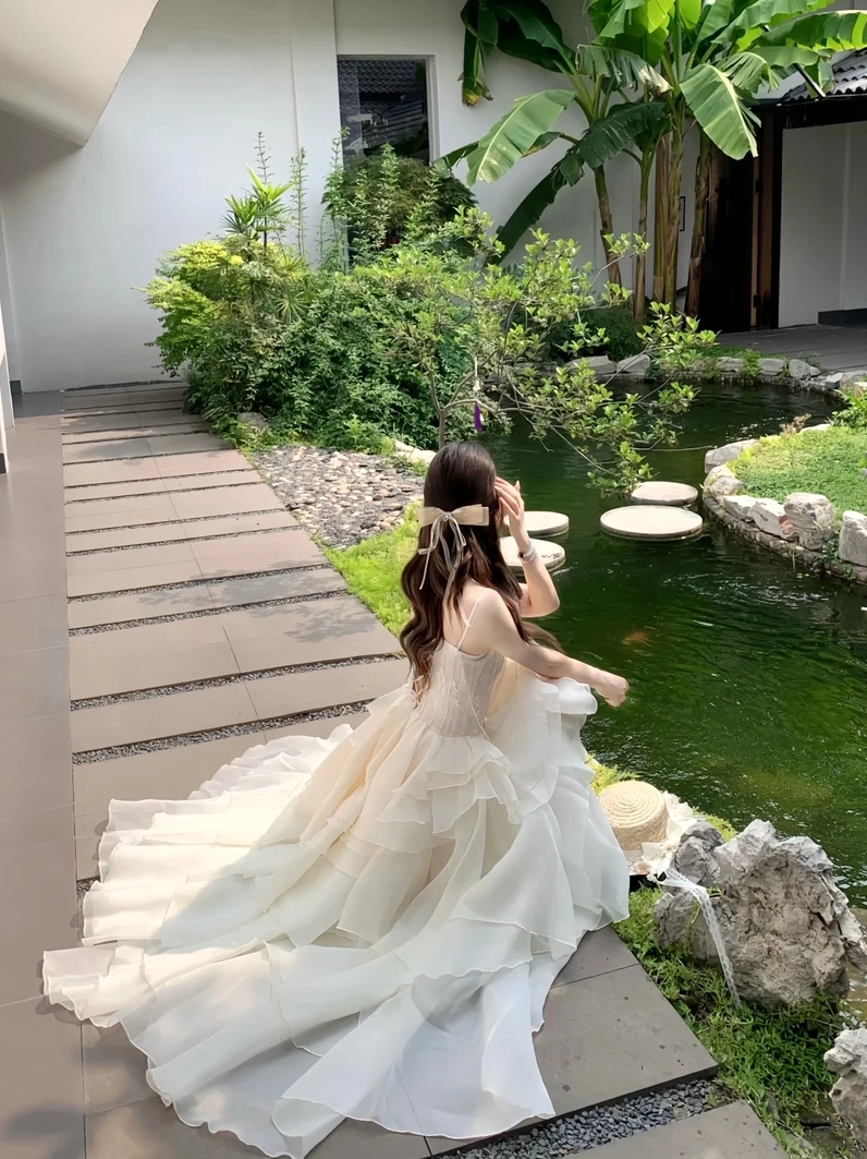 Hóa thân thành nàng công chúa nổi bật và lộng lẫy trong thiết kế đầm hai dây bồng bềnh