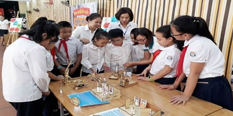 Hoạt động thực hành sôi nổi bên trong một lớp học tiêu chuẩn