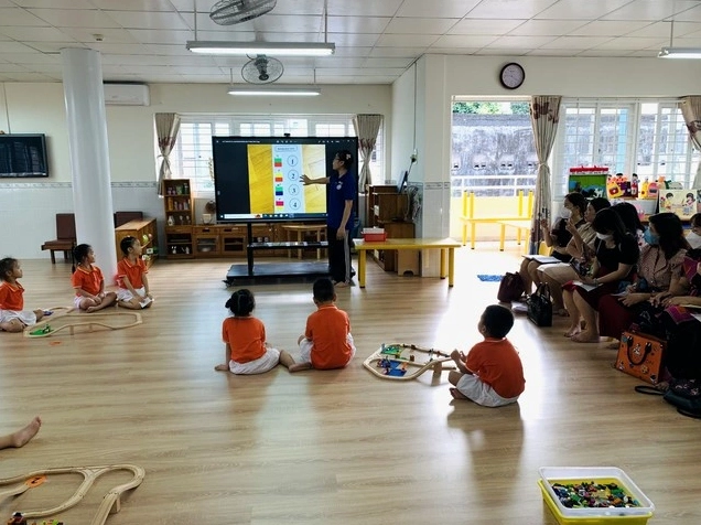 Học sinh đang tham gia trải nghiệm lớp học thực hành khoa học vui nhộn