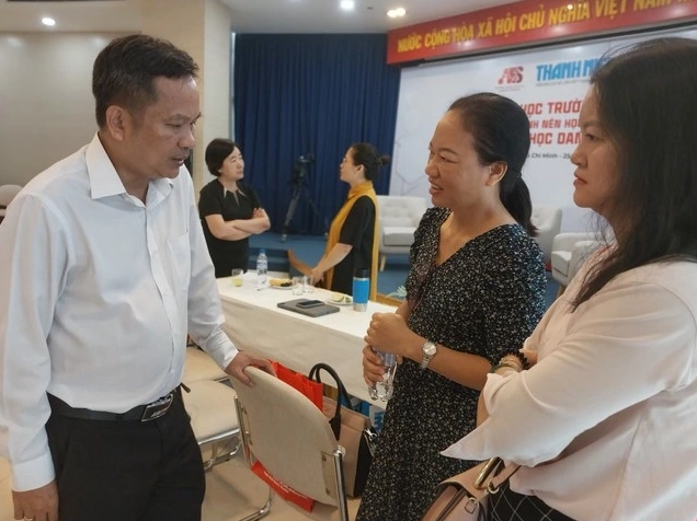 Học sinh lắp ráp mô hình kỹ thuật trong giờ thực hành