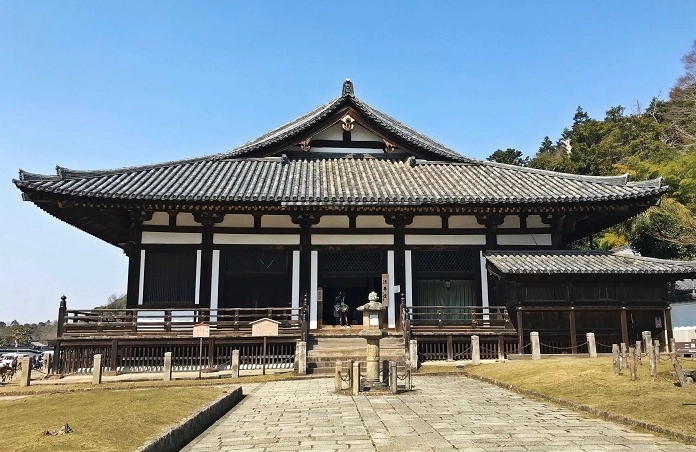 Hội trường Hokkedo ẩn mình dưới những tán cây xanh mát mang vẻ đẹp trầm mặc