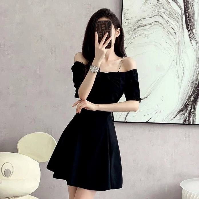 Hot girl chụp ảnh trước gương dùng điện thoại che mặt dưới ánh sáng cực đẹp