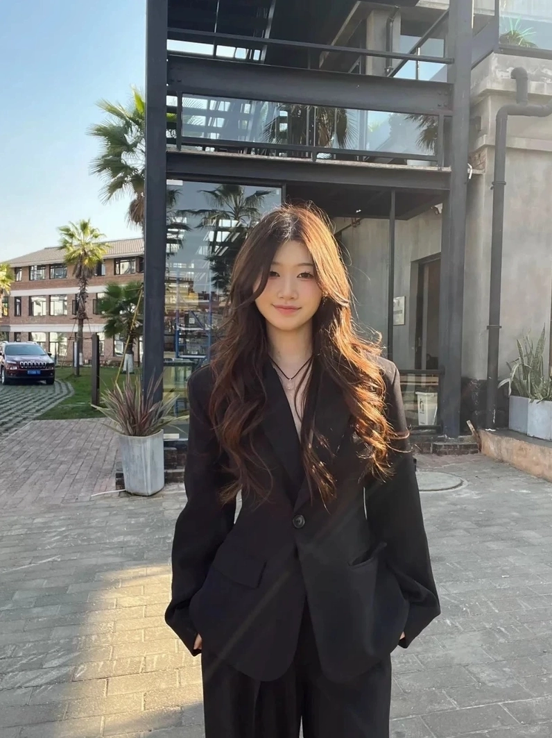 Hot girl công sở sang trọng tự tin sải bước tỏa sáng mọi ánh nhìn xung quanh