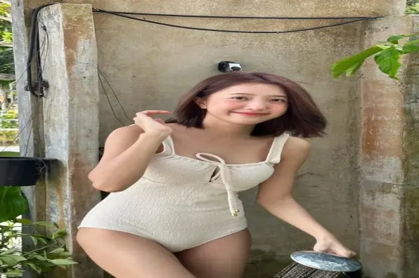 Hot girl diện bodysuit khoe trọn đường cong cơ thể nóng bỏng