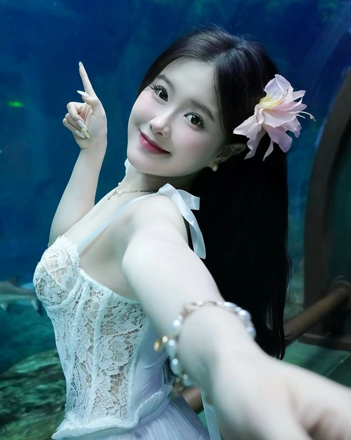 Hot girl diện đồ thời thượng sải bước tự tin trên đường phố Hà Nội