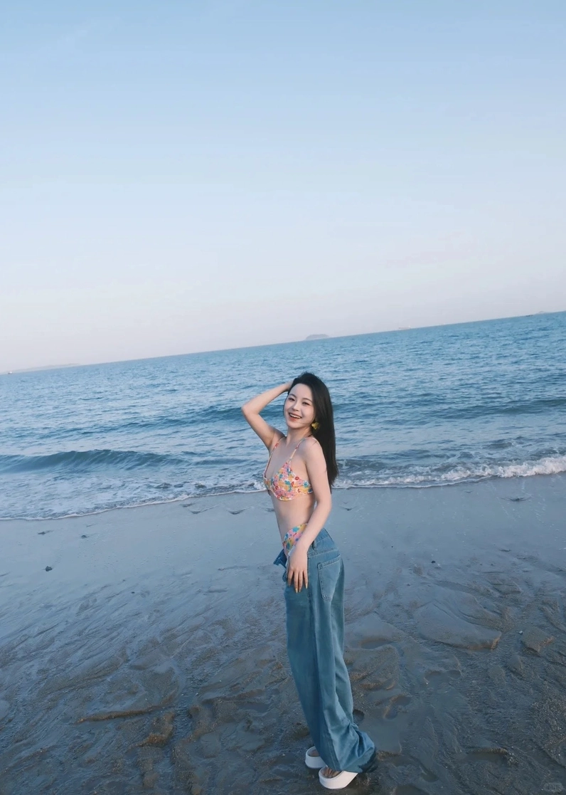Hot girl khoe đường cong quyến rũ cùng biểu cảm đáng yêu