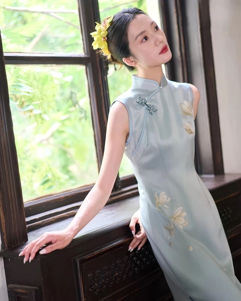 Hot girl mặc sườn xám quyến rũ khoe vóc dáng nóng bỏng thu hút mọi ánh nhìn