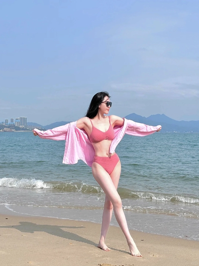 Hot girl mạng xã hội khoe đường cong hoàn mỹ với trang phục đi biển phong cách hiện đại