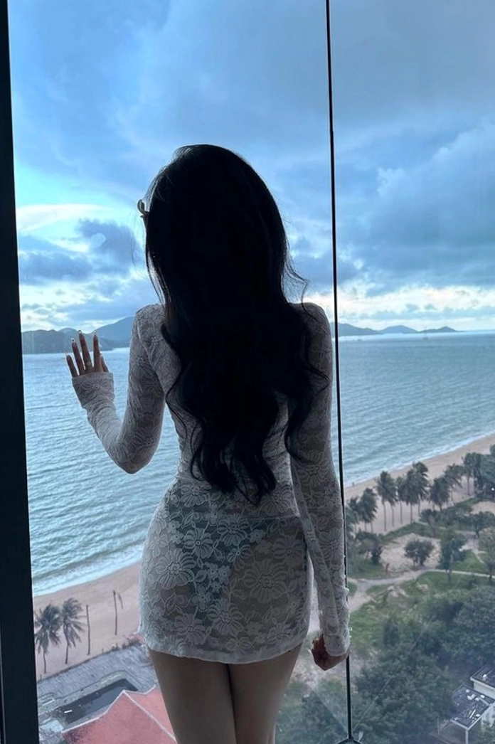 Hot girl TikTok tự tin khoe dáng trong chiếc váy ngắn thời thượng