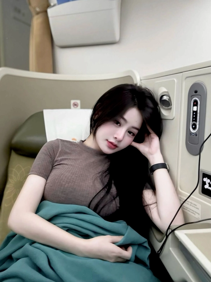 Hot girl tóc dài diện trang phục gợi cảm nhưng vẫn khéo léo tạo dáng e ấp che đi nửa khuôn mặt xinh xắn