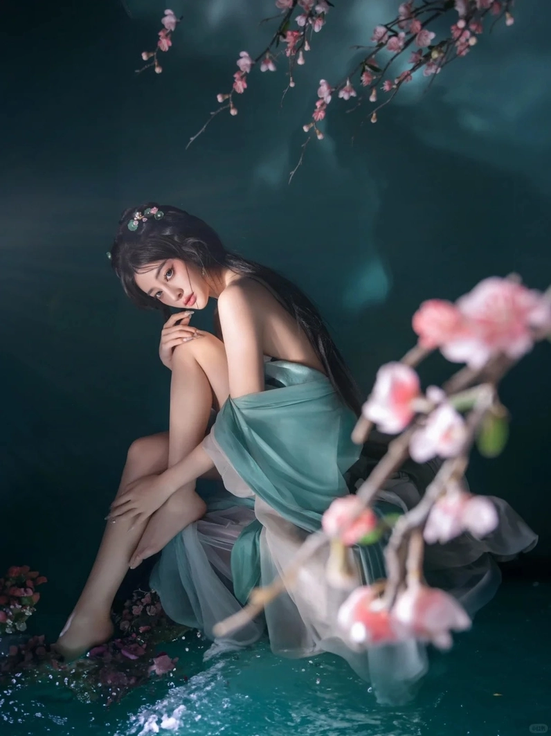 Hot girl Trung Quốc rạng rỡ trong bộ cổ phục lộng lẫy