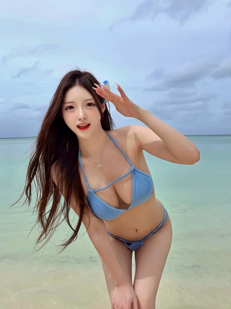 Hot girl Trung Quốc tự tin pose dáng trong bộ bikini hai mảnh