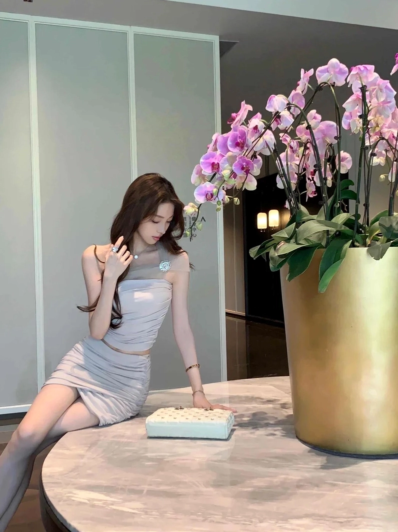 Hot girl tự tin diện thiết kế váy ngắn tôn dáng cực đỉnh