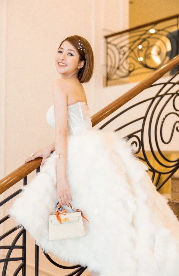 Hot girl tự tin khoe cá tính với áo mỏng phong cách hiện đại dạo phố