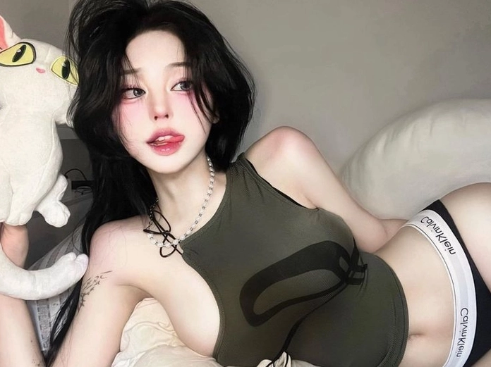 Hot girl tự tin khoe dáng trong set đồ bó sát mang đậm phong cách cá tính