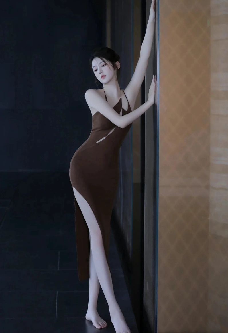 Hot girl tự tin khoe vóc dáng thon thả trong bộ đầm thời trang ôm sát cơ thể cực kỳ sành điệu