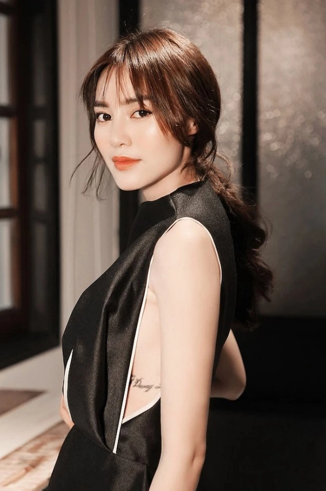 Hot girl với làn da trắng bóc rạng rỡ dưới lớp tạp dề xinh xắn