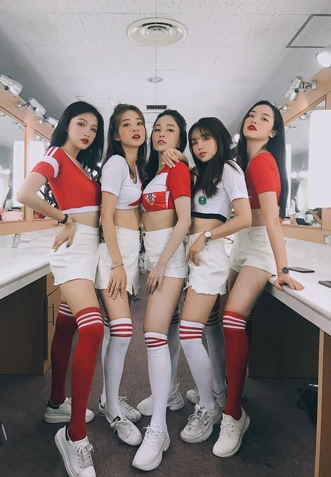 Hot girl với phong cách thời trang năng động khi đi xem bóng đá