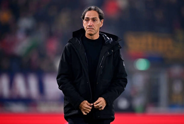 Huấn luyện viên Alessandro Nesta của AC Monza đứng quan sát trước trận đấu Coppa Italia gặp Bologna FC