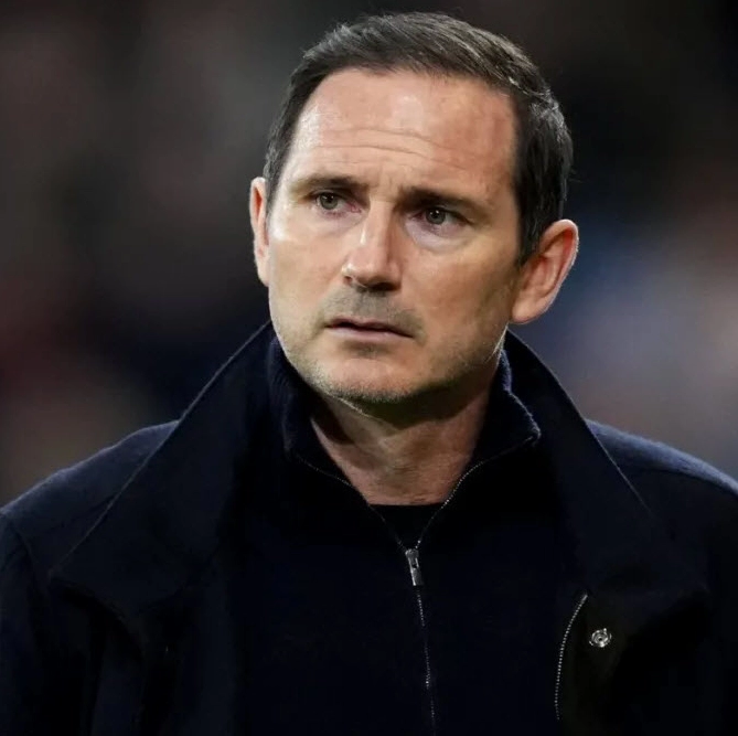 Huấn luyện viên Frank Lampard chỉ đạo trận đấu trên đường biên trong màu áo Coventry