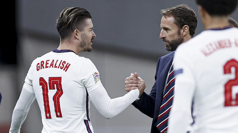 Huấn luyện viên Gareth Southgate trao đổi chiến thuật cùng Jack Grealish tại đội tuyển Anh