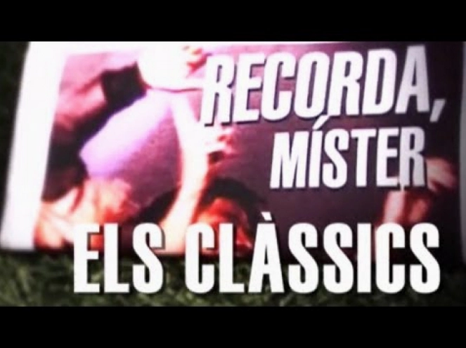 Huấn luyện viên Johan Cruyff chỉ đạo chiến thuật bên đường biên phần một